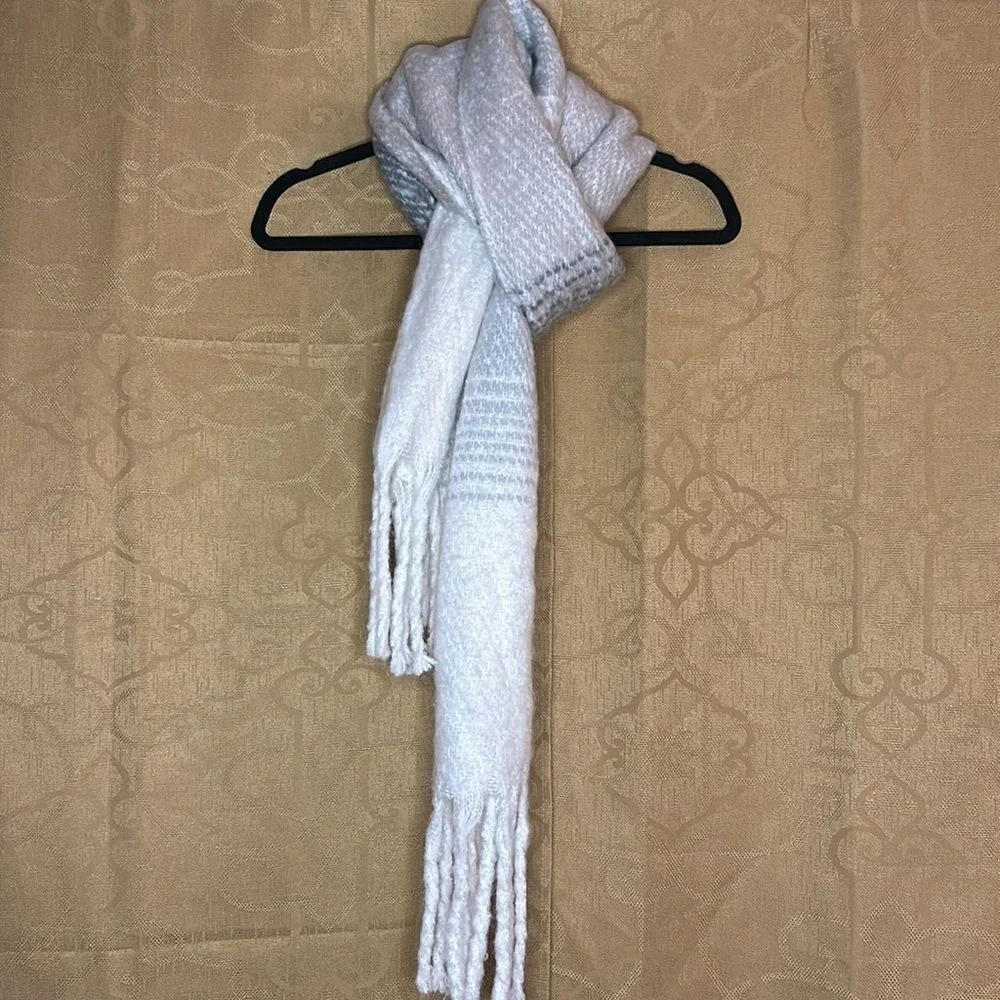 LC Lauren Conrad White Gray Ombre Striped Fuzzy Knit Fringe‎ Winter Chunky Scarf